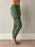 Sportlegging, yoga legging in olijfgroen met 2 strepen op 1 been.