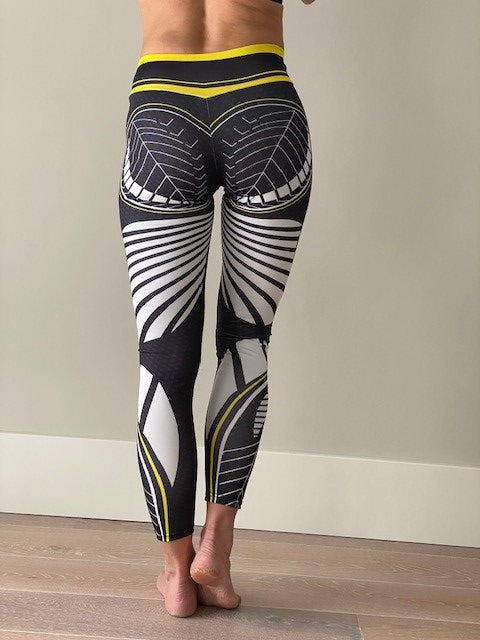 Sportlegging, yoga legging met abstract blad design in zwart, wit en gele kleurcombinatie