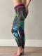 Sportlegging, yoga legging in decoratief bladdesign. Zwart, roze, groen en blauw