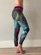 Sportlegging, yoga legging in decoratief bladdesign. Zwart, roze, groen en blauw